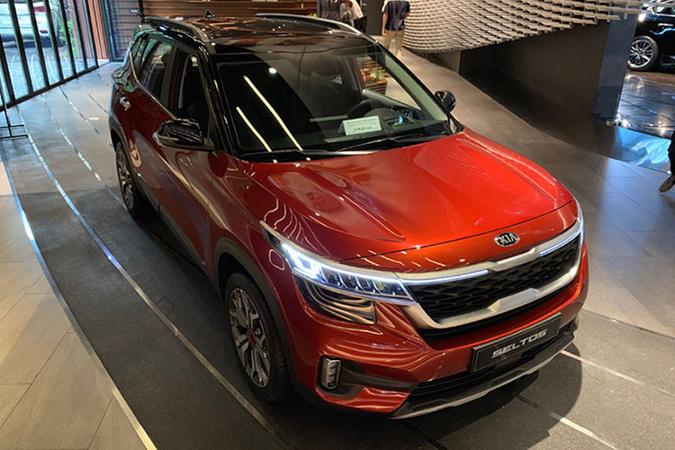 Có tổng cộng 1.080 xe Kia Seltos được bán ra trong tháng 5, giảm gần 300 xe so với tháng 4. Thứ hạng của mẫu xe này tăng 2 bậc trong nhóm 10 xe bán chạy nhất, Kia Seltos vẫn giữ được vị thế dẫn đầu nhóm SUV hạng B. Xe được trang bị động cơ 1.4L, hộp số tự động 7 cấp. Seltos gặp rất nhiều thuận lợi khi tham gia thị trường lúc phân khúc SUV đô thị đang được khách hàng Việt đặc biệt quan tâm nhờ mức giá "mềm".