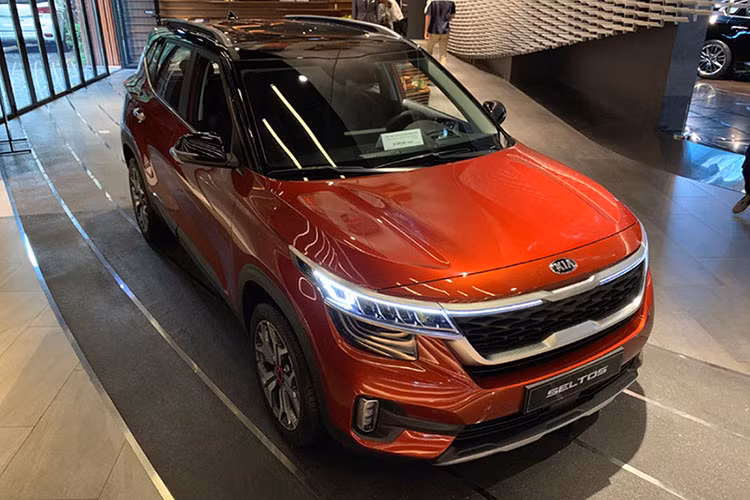 Có tổng cộng 1.080 xe Kia Seltos được bán ra trong tháng 5, giảm gần 300 xe so với tháng 4. Thứ hạng của mẫu xe này tăng 2 bậc trong nhóm 10 xe bán chạy nhất, Kia Seltos vẫn giữ được vị thế dẫn đầu nhóm SUV hạng B. Xe được trang bị động cơ 1.4L, hộp số tự động 7 cấp. Seltos gặp rất nhiều thuận lợi khi tham gia thị trường lúc phân khúc SUV đô thị đang được khách hàng Việt đặc biệt quan tâm nhờ mức giá "mềm".