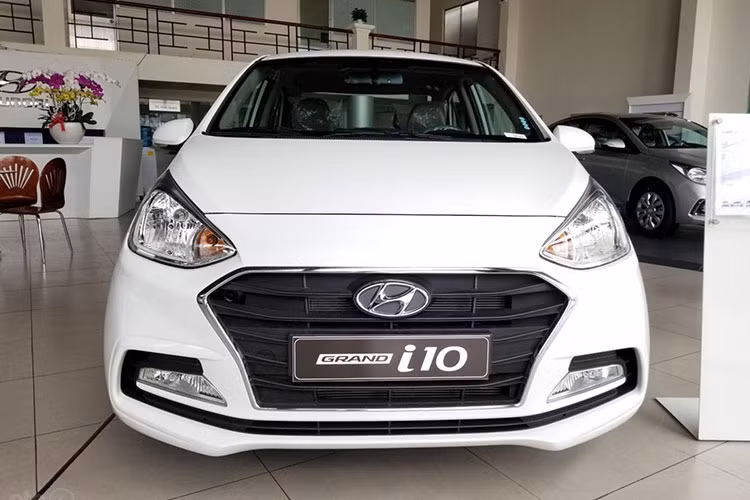 Mẫu xe đô thị hạng A Hyundai Grand i10 có doanh số 953 xe trong tháng 5, giảm 21% so với tháng trước. Tuy nhiên, thứ hạng của mẫu xe này tăng 2 bậc, lên xếp ở vị trí thứ 6 và bị VinFast Fadil soán ngôi. Kiểu dáng của Hyundai Grand i10 tại Việt Nam đang dần lỗi thời, trong khi thế hệ mới của mẫu xe này đã ra mắt thế giới hơn một năm.
