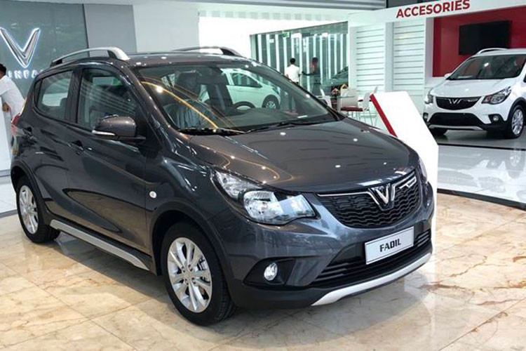Kết thúc tháng 5/2021, VinFast bán ra được tất cả 1.868 xe Fadil, tăng 19% so với tháng liền trước. Kết quả này đã giúp mẫu xe cỡ nhỏ thuộc thương hiệu Việt xuất sắc giành ngôi vương doanh số toàn thị trường. Xe có tất cả 3 phiên bản, giá xe VinFast Fadil niêm yết chính hãng từ 425-499 triệu đồng. Song, nếu khách hàng trả thẳng, khoản tiền này chỉ còn từ 382-449 triệu đồng.