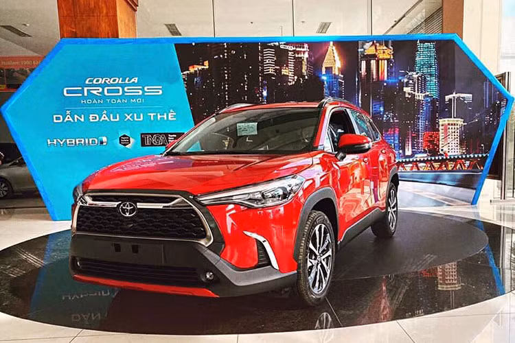 Toyota Corolla Cross đang dần thay thế những mẫu xe đàn anh như Fortuner, Innova... trong hành trình chinh phục khách hàng cũng như duy trì vị thế cho Toyota trong cuộc đua tranh doanh số tại Việt Nam. Với 765 xe bán ra trong tháng 5/2021, Toyota Corolla Cross xếp thứ 8 trong Top 10 ô tô bán chạy nhất tháng tại Việt Nam.