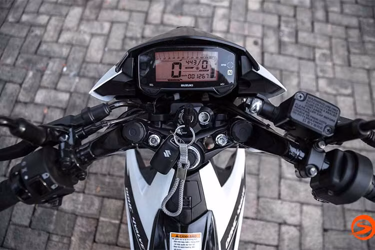 Mặt đồng hồ dạng màn hình cảm ứng dạng hình chữ nhật hiển thị đầy đủ thông số kỹ thuật như vận tốc, vòng tua máy, đèn báo xăng, xin-nhan. Ổ khóa điện của mẫu xe côn tay cỡ nhỏ Raider R150 Fi được Suzuki thiết kế không có nhiều sự khác biệt so với người tiền nhiệm.