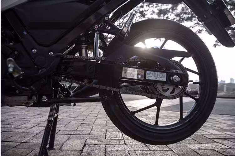 Chiều cao yên xe là 765 mm, cùng khoảng sáng gầm là 150 mm, Raider R150 Fi có trọng lượng khô là 109 kg cùng bình xăng có dung tích 4 lít.