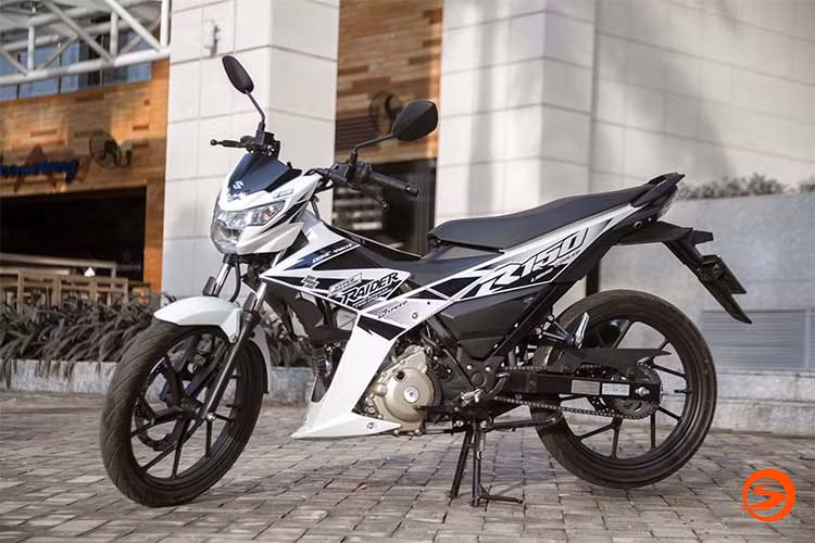 Tại thị trường Việt Nam, Suzuki Raider R150 Fi 2017 sẽ là đối thủ cạnh tranh trực tiếp với hai đối thủ đồng hương là Exciter 150 của Yamaha và Honda Winner 150. Đây được xem là phiên bản nâng cấp toàn diện của mẫu hyper-underbone đến từ hãng xe máy của Nhật Bản.