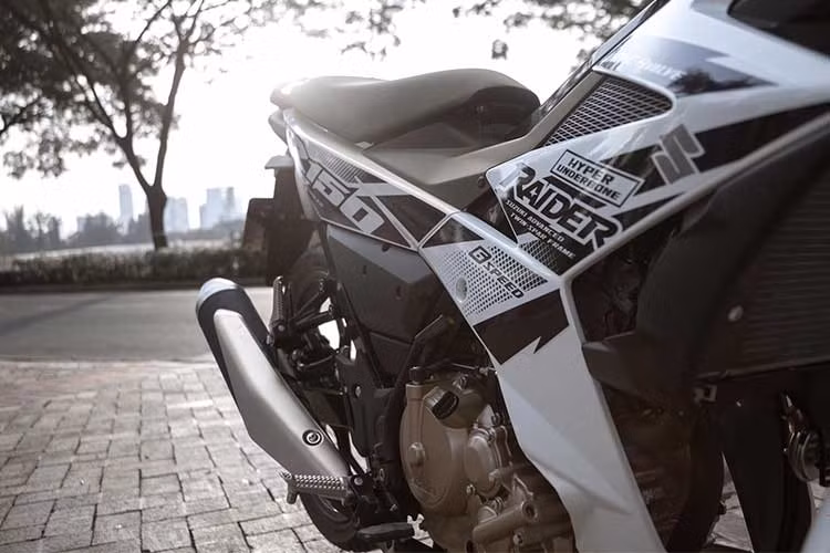 Trong khi đó, dàn áo của xe cũng được làm mới với dòng chữ Raider cách điệu, dàn tem đấu phiên bản 2017 cũng bắt mắt hơn so với trước đây.
