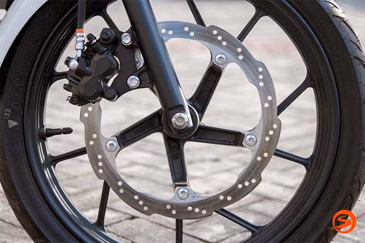 Xe được trang bị phanh đĩa đơn trước với đường kính 330 mm và phanh đĩa đơn sau có đường kính 220 mm; xe được trang bị cặp vành chữ Y quen thuộc với kích thước lốp 70/90-17 trước và 80/90-17 sau.