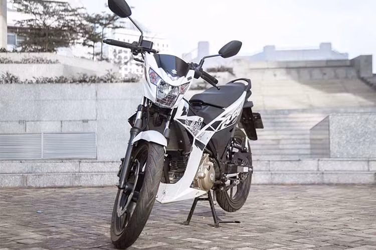 Được giới thiệu tới người tiêu dùng vào cuối năm 2016, mẫu xe côn tay 6 số ăn khách của hãng xe máy Suzuki tại Việt Nam - Suzuki Raider R150 Fi phiên bản 2017 mới đây tiếp tục được hãng xe máy Nhật Bản nâng cấp thêm một số mầu mới bắt mắt hơn và sản xuất vào tháng 10/2017.