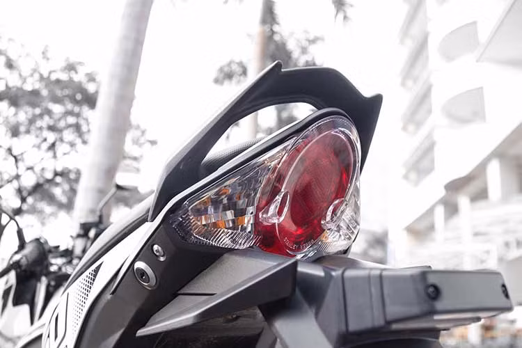 Kích thước dài x rộng x cao của Raider lần lượt là 1.960 mm x 675 mm x 980 mm. Chiều dài cơ sở 1.280 mm, chiều cao yên 765 mm. Trải nghiệm thực tế, Raider có tư thế ngồi khá cao, tầm nhìn thoáng. Cụm đèn sau và xi nhan thiết kế liền khối chiếu sáng bằng bóng sợi đốt.