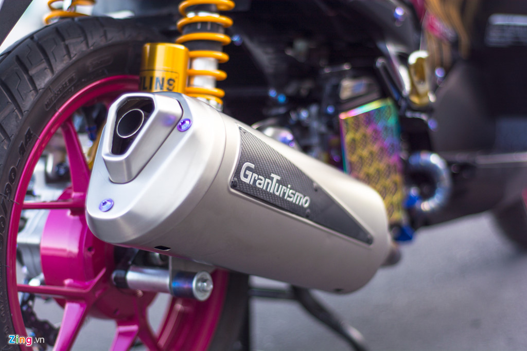 Ống xả hàng hiệu 4road Gran Turismo mang đến âm thanh kích thích hơn cho mẫu xe êm ái này. Kết hợp với ống xả là phần cổ titanium đẹp mắt, đem lại vẻ đẹp riêng cho xe.