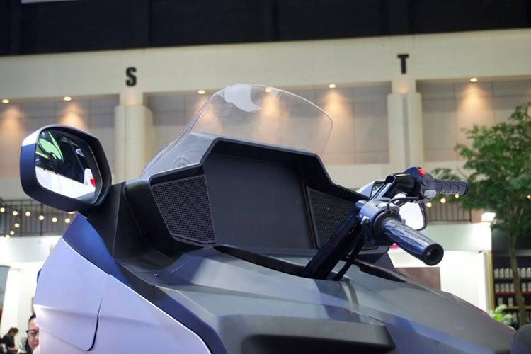 Thiết kế của Felo TOOZ mang dáng dấp đặc trưng của một chiếc môtô hành trình được mệnh danh là "vua đường trường" như Honda Gold Wing.