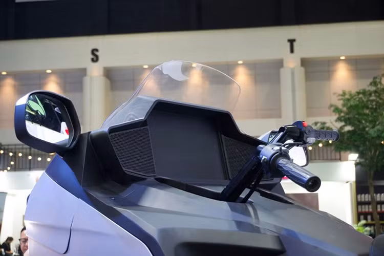 Thiết kế của Felo TOOZ mang dáng dấp đặc trưng của một chiếc môtô hành trình được mệnh danh là "vua đường trường" như Honda Gold Wing.