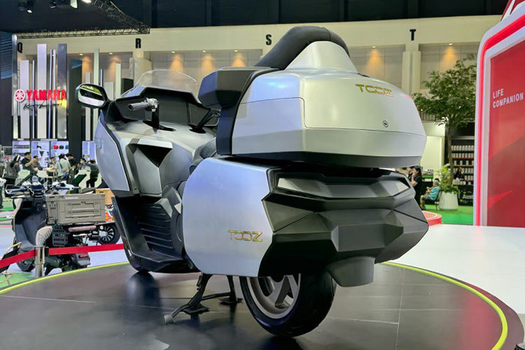 Hệ thống phanh đĩa cả trước sau, kèm ABS cũng là trang bị tiêu chuẩn của mẫu mô tô điện này. Ngoài ra, xe cũng có hệ thống kiểm soát áp suất lốp hiện đại.