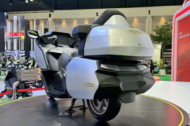 Hệ thống phanh đĩa cả trước sau, kèm ABS cũng là trang bị tiêu chuẩn của mẫu mô tô điện này. Ngoài ra, xe cũng có hệ thống kiểm soát áp suất lốp hiện đại.