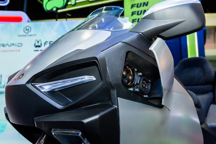 Các trang bị khác trên xe gồm cụm đồng hồ điều khiển tới 12 inch, hệ thống 6 loa ngoài cùng 3 thùng hành lý để người dùng thoải mái cho giải trí và chứa các đồ dùng vật dụng cho chuyến đi dài.