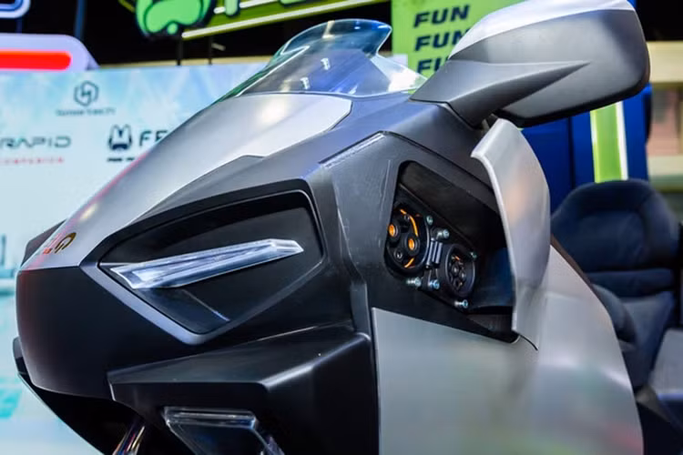 Các trang bị khác trên xe gồm cụm đồng hồ điều khiển tới 12 inch, hệ thống 6 loa ngoài cùng 3 thùng hành lý để người dùng thoải mái cho giải trí và chứa các đồ dùng vật dụng cho chuyến đi dài.