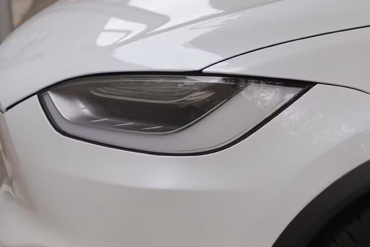 Đầu xe được thiết kế với đèn pha hơi chìm xuống dạng mắt "diều hâu".