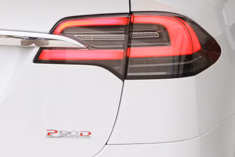 Một dải viền mạ crom cách điệu cũng được thiết kế chèn vào đèn hậu.