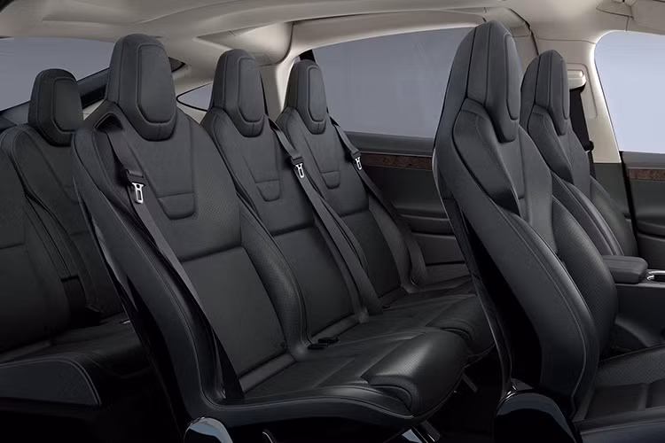 Bên trong mẫu SUV mới này của Tesla, nó được trang bị tiêu chuẩn với ghế da tuỳ chọn theo cùng tông màu với nội thất của xe.