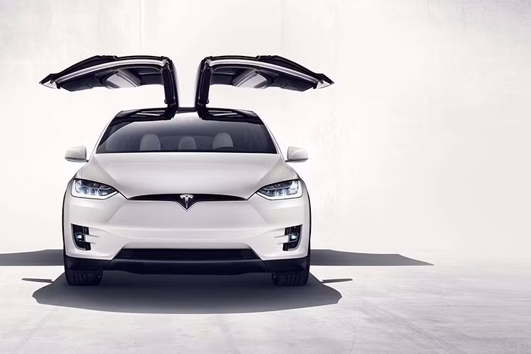 Điều đó có nghĩa là mẫu xe này có cùng một tư tưởng thiết kế với mẫu Model S nhưng với kích thước lớn hơn.