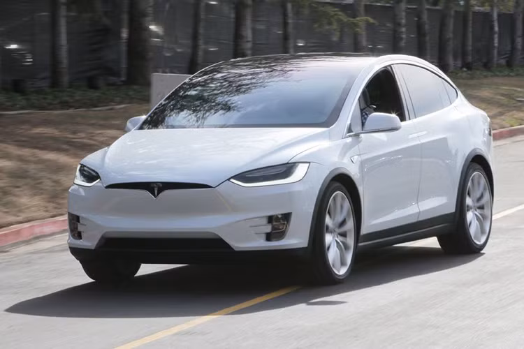 Khi tính toán thiết kế cho Model X, Tesla nói rằng chiếc xe có hệ số lực cản chỉ vào cỡ 0,24. Với giá trị này thì nó là mẫu SUV có hiệu quả khí động học cao nhất từ trước tới nay.
