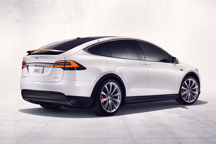 Tesla đã giải quyết vấn đề này một cách dễ dàng. Một cảm biến được lắp đặt để tính toán xem chiếc xe sẽ cần một khoảng không gian rộng chừng nào để mở cửa theo từng trường hợp.
