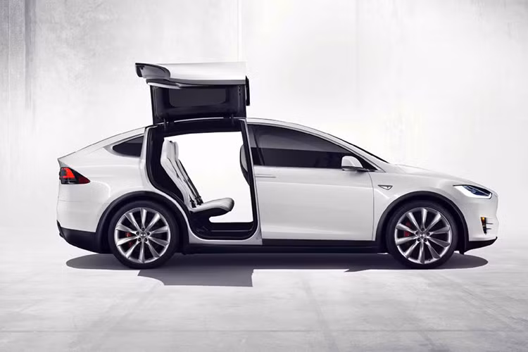 Một điều đặc biệt ở Model X là cửa sau được mở lên như kiểu một cánh chim dang rộng chắc chắn sẽ thu hút mọi ánh nhìn khi nó được bật lên khỏi chiếc xe.