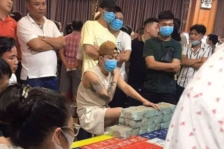 Hình ảnh nam ca sĩ Ti Ti đánh bạc từng gây xôn xao mạng xã hội, thú vị hơn, khi đứng phía sau anh, người mặc áo thun vàng, đội mũ màu đen chính là Phan Công Khanh.