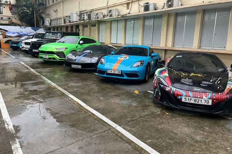 Tay cò này còn bán luôn chiếc xe Brabus 800 của 1 khách hàng VIP cho mượn xe để trưng bày trong buổi khai trương để lấy số tiền 24,5 tỷ đồng.