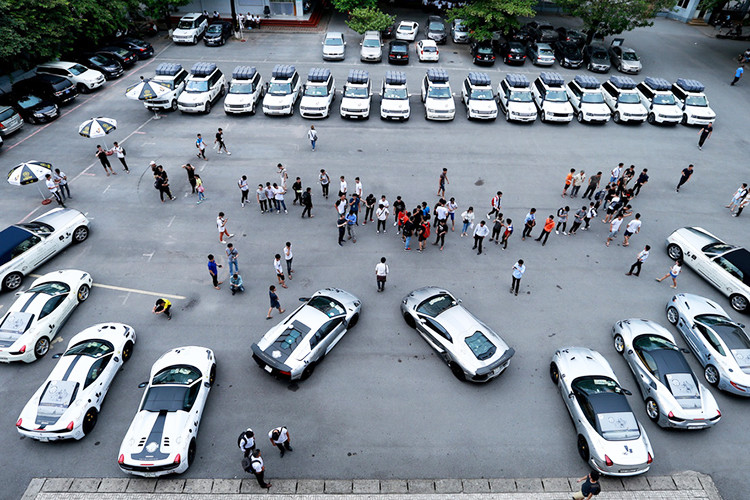 Có những siêu xe Đặng Lê Nguyên Vũ mua chỉ vài phút, cũng có xe mất vài tháng vì phải xem pháp lý như nào, nhìn chung, năm 2024 "Qua" Vũ chi ít hơn trong việc mua xe như các năm trước, đa phần các mẫu xe mua là xe cổ, có chiếc vài trăm triệu đồng.