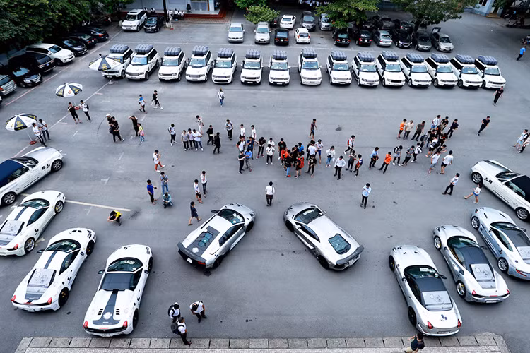Có những siêu xe Đặng Lê Nguyên Vũ mua chỉ vài phút, cũng có xe mất vài tháng vì phải xem pháp lý như nào, nhìn chung, năm 2024 "Qua" Vũ chi ít hơn trong việc mua xe như các năm trước, đa phần các mẫu xe mua là xe cổ, có chiếc vài trăm triệu đồng.