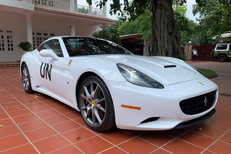 Ngoài ra còn có màn mua Ferrari California T khá ngẫu hứng, siêu xe mui trần này cũng từng thuộc sở hữu của ông trước khi bị bán lại, sau cùng là chiếc Ferrari 488 Pista cũng như Ferrari 430 Scuderia từ 1 tay sưu tập xe kín tiếng. 