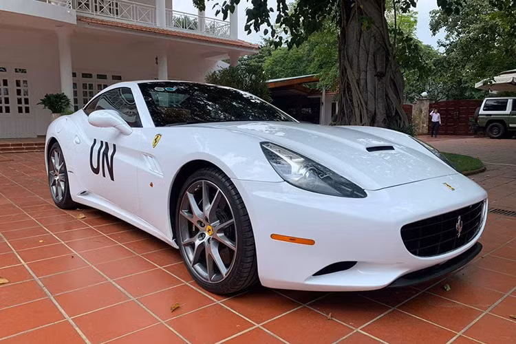 Ngoài ra còn có màn mua Ferrari California T khá ngẫu hứng, siêu xe mui trần này cũng từng thuộc sở hữu của ông trước khi bị bán lại, sau cùng là chiếc Ferrari 488 Pista cũng như Ferrari 430 Scuderia từ 1 tay sưu tập xe kín tiếng. 