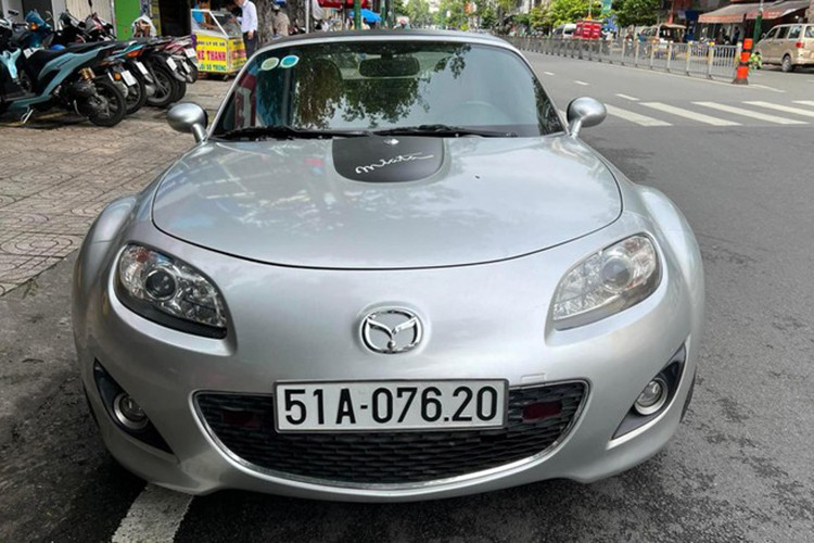 Tiếp tục còn có xe lạ Suzuki Samurai, Toyota AE86, Toyota Corolla, Chevrolet Corvette C3, Mazda MX-5 Miata NA, Mazda RX-7 FD, Datsun 1600 Roadster, Pontiac Firebird, Toyota MR2.