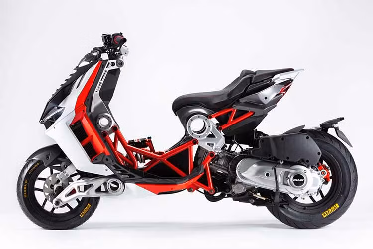 Đầu tiên là một chiếc scooter phân khối lớn Dragster 559 Twin cực "điên rồ", chiếc còn lại thực tế hơn nhưng vẫn giữ kiểu dáng phá cách quen thuộc là Italjet Dragster 300 2024 mới.