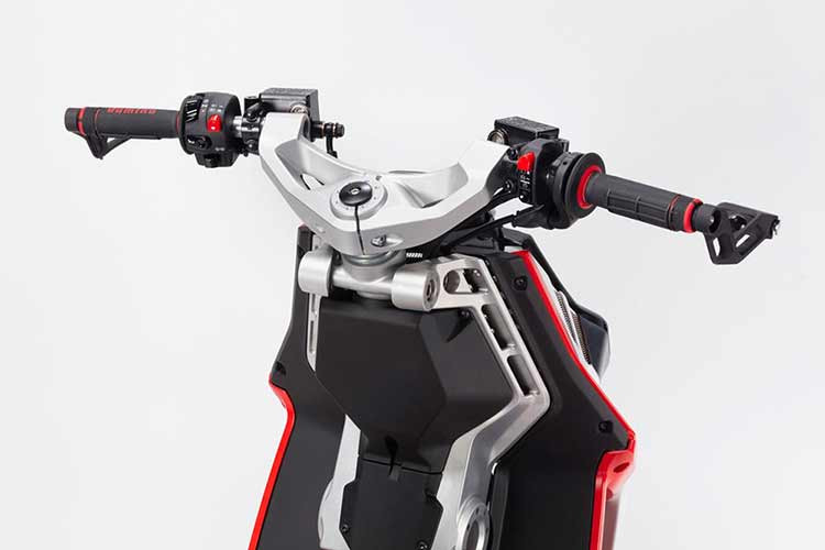 Xếp trên các mẫu 125 và 200, mẫu xe ga Dragster 300 2024 có thiết kế tương tự như phiên bản 200 nhưng với một số thay đổi nhỏ.