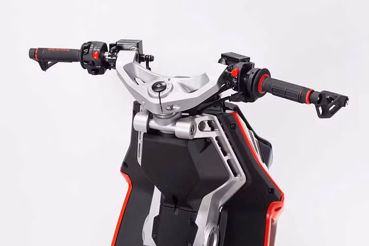 Xếp trên các mẫu 125 và 200, mẫu xe ga Dragster 300 2024 có thiết kế tương tự như phiên bản 200 nhưng với một số thay đổi nhỏ.