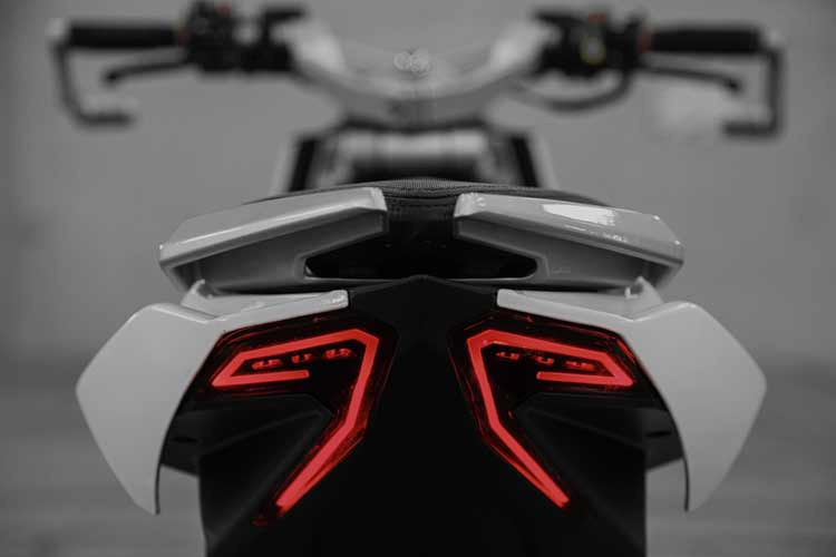 Hãng sản xuất không xác nhận điều này, nhưng cung cấp sức mạnh cho Italjet Dragster 300 chính là cỗ máy 276cc thuộc họ Quasar của Vespa GTS 300 trước đây. Dù không chỉ thể hiện ở dung tích xi-lanh hay thông số, mà còn ở thiết kế lốc máy lộ rõ của Italjet Dragster 300.