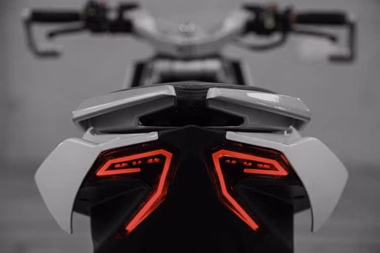 Hãng sản xuất không xác nhận điều này, nhưng cung cấp sức mạnh cho Italjet Dragster 300 chính là cỗ máy 276cc thuộc họ Quasar của Vespa GTS 300 trước đây. Dù không chỉ thể hiện ở dung tích xi-lanh hay thông số, mà còn ở thiết kế lốc máy lộ rõ của Italjet Dragster 300.