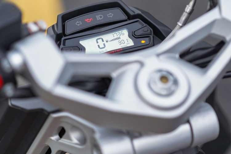 Xe được trang bị động cơ xi-lanh đơn, dung tích 278cc, làm mát bằng chất lỏng, phun xăng điện tử, công suất tối đa 23,8 mã lực và mô-men xoắn cực đại 26Nm.