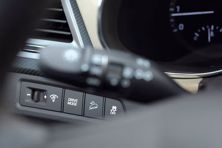 Hyundai Santa Fe 2016 được trang bị hệ thống Drive Mode gồm 3 chế độ: Eco (tiết kiệm) – Normal (thông thường) – Sport (thể thao), hệ thống sẽ trực tiếp can thiệp vào các hệ thống truyền động của xe: vô lăng, hộp số, chân ga,…nhằm tạo ra sự khác biệt về cảm giác lái cũng như khả năng hoạt động của xe, giúp xe vận hành tối ưu nhất trong từng điều kiện vận hành cụ thể.