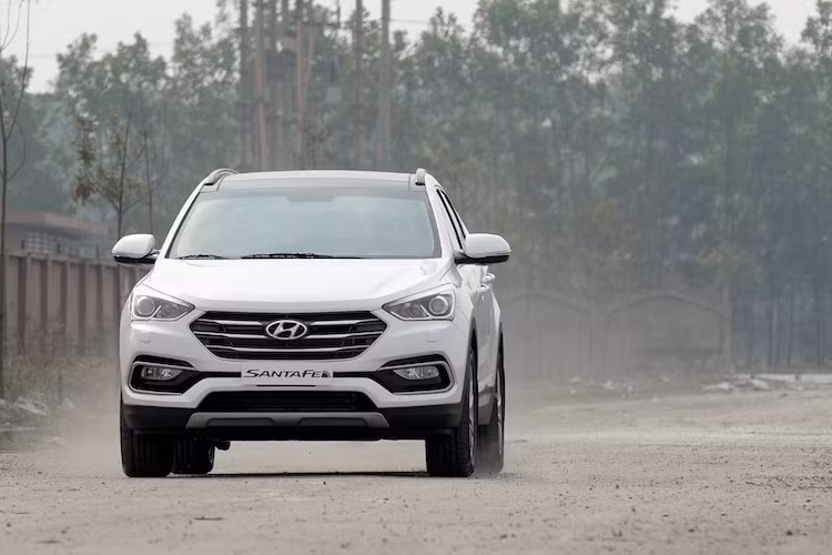 Hyundai SantaFe sở hữu hệ dẫn động 2WD trên bản tiêu chuẩn và dẫn động 4 bánh 4WD cho phiên bản đặc biệt. Phiên bản máy xăng 2.4L Thera II MPI cho công suất cực đại 176 mã lực và mô-men xoắn cực đại 227Nm. Phiên bản động cơ Diesel 2.2L CRDi với turbo tăng áp điều khiển điện tử eVGT cho công suất 202 mã lực cùng mô-men xoắn cực đại 441Nm. 