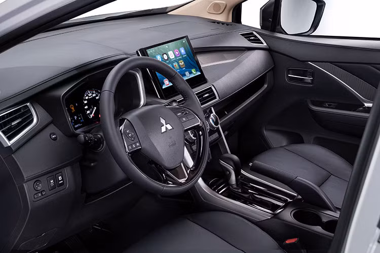 Bên cạnh đó, khách hàng khi mua Xpander phiên bản đặc biệt sẽ được lựa chọn một trong năm bộ tem ngoại thất thể thao giúp làm tăng sự năng động, cá tính cho xe. Đặc biệt, một tem kỷ niệm 50.000 thành viên của cộng đồng Xpander sẽ được dành tặng đến các khách hàng đã mua xe trước đây khi đến bảo dưỡng tại nhà phân phối sau giai đoạn giãn cách xã hội.