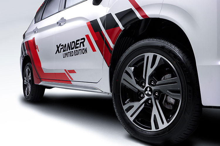 Theo MMV - mẫu Xpander phiên bản đặc biệt này với những nâng cấp thiết thực, hướng tới một mẫu MPV an toàn, tiện nghi và lý tưởng dành cho gia đình. Mẫu xe này cũng là phiên bản kỷ niệm, đánh dấu cột mốc doanh số 50.000 xe sau ba năm ra mắt thị trường Việt.