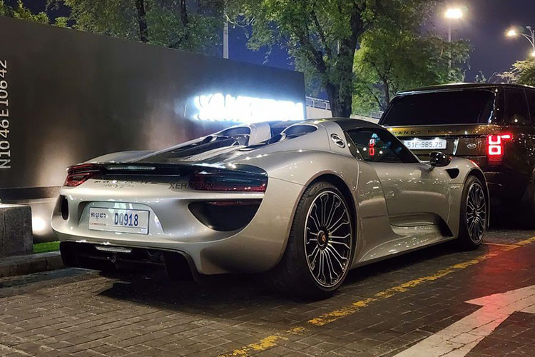 Ra mắt đã 1 thập kỷ nhưng 918 Spyder vẫn là chiếc xe mạnh nhất của Porsche, xe được trang bị khối động cơ V8 hút khí tự nhiên 4.6L mạnh 578 mã lực. Kết hợp với động cơ đốt trong là 2 động cơ điện phụ trợ ở cầu trước và cầu sau, công suất lần lượt là 95 kW và 115 kW, cho ra sức mạnh tổng hợp lên đến 887 mã lực.
