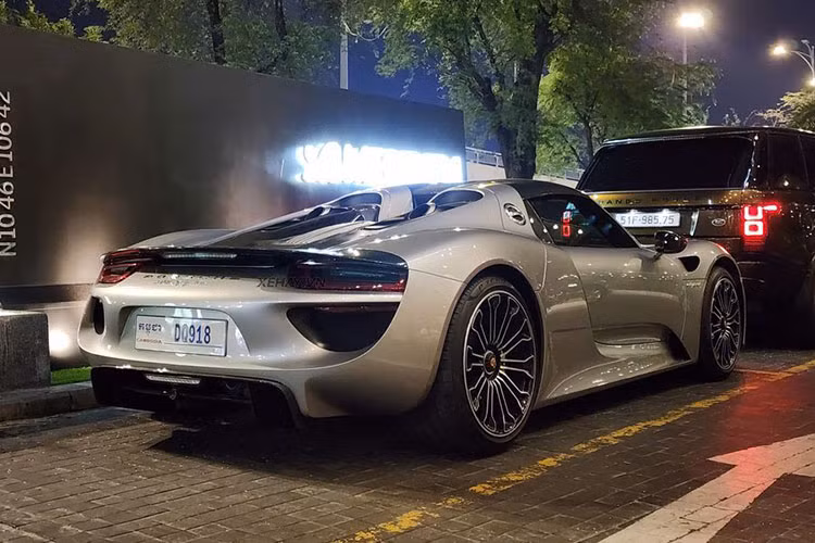 Ra mắt đã 1 thập kỷ nhưng 918 Spyder vẫn là chiếc xe mạnh nhất của Porsche, xe được trang bị khối động cơ V8 hút khí tự nhiên 4.6L mạnh 578 mã lực. Kết hợp với động cơ đốt trong là 2 động cơ điện phụ trợ ở cầu trước và cầu sau, công suất lần lượt là 95 kW và 115 kW, cho ra sức mạnh tổng hợp lên đến 887 mã lực.