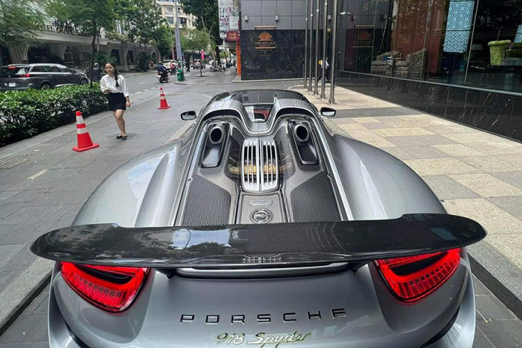 Đây là 1 trong 2 chiếc xe Porsche 918 Spyder ở Việt Nam, nhưng đăng ký biển số của Campuchia, chiếc còn lại mang màu trắng từng được Phan Công Khanh nhập về Việt Nam, ra biển số Ngoại giao.