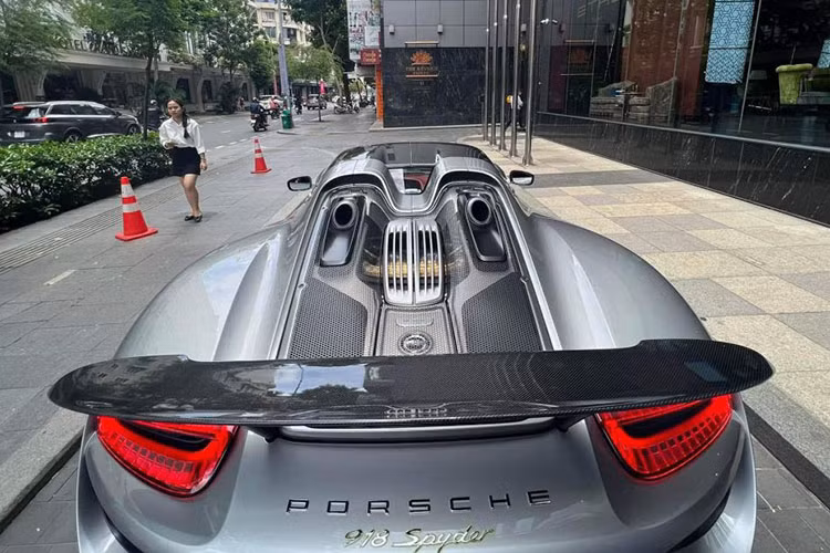 Đây là 1 trong 2 chiếc xe Porsche 918 Spyder ở Việt Nam, nhưng đăng ký biển số của Campuchia, chiếc còn lại mang màu trắng từng được Phan Công Khanh nhập về Việt Nam, ra biển số Ngoại giao.