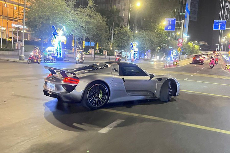 Porsche 918 Spyder chỉ được sản xuất đúng 918 chiếc trên toàn cầu, mỗi xe sẽ được đánh số thứ tự riêng biệt, và tùy theo cấu hình, xe sẽ có giá bán khác nhau, nhưng khởi điểm là từ 845.000 đô la, tuy nhiên, chỉ vài tháng sau được giới thiệu, Porsche 918 Spyder đã tăng giá trên 1 triệu đô la.