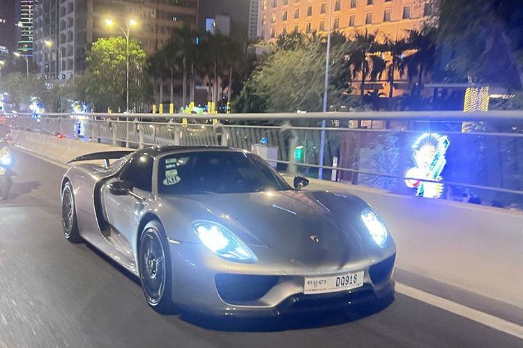 Hiện vẫn chưa rõ chủ nhân của chiếc Porsche 918 Spyder này đã tốn bao nhiêu tiền để đưa xe về Việt Nam. Nhưng với biển số Campuchia, chắc chắn nó rẻ hơn nhiều so với việc ra biển trắng.