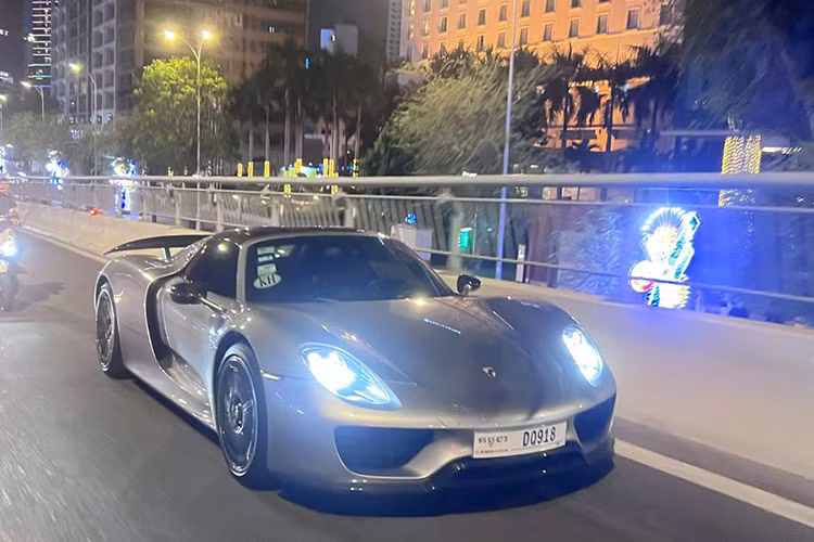 Hiện vẫn chưa rõ chủ nhân của chiếc Porsche 918 Spyder này đã tốn bao nhiêu tiền để đưa xe về Việt Nam. Nhưng với biển số Campuchia, chắc chắn nó rẻ hơn nhiều so với việc ra biển trắng.